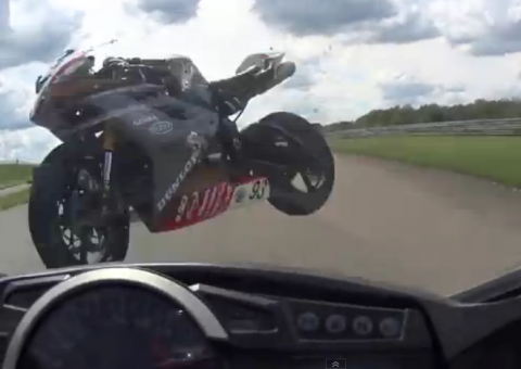 Piloto de motociclismo sobrevive após acidente em alta velocidade