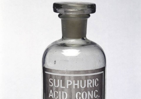 Irada, Garota joga ácido no pênis do namorado após ele divulgar vídeo íntimo