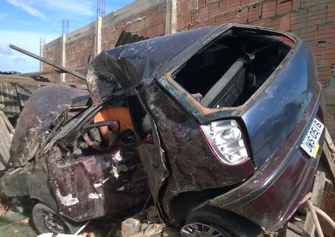 Motorista de Palio morre ao colidir, em alta velocidade, com casa 