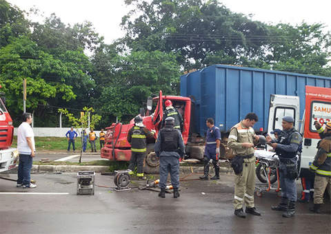 Carreta bate veículos na Ponta Negra