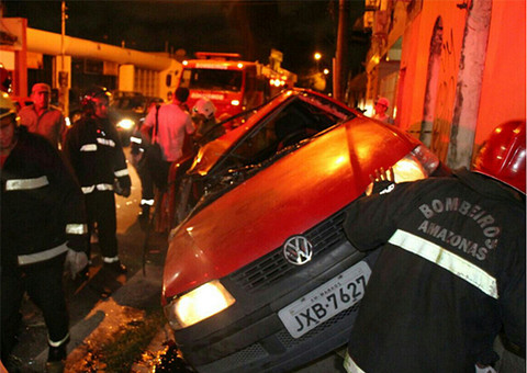 Colisão entre veículos deixa professor ferido
