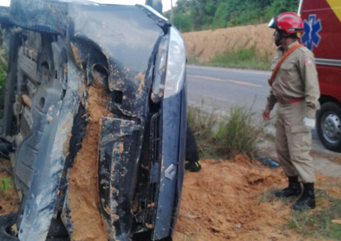 Acidente na AM-010 deixa duas pessoas feridas