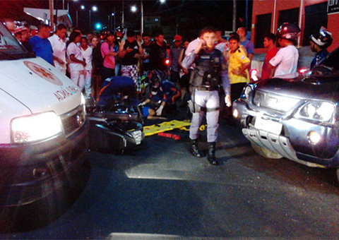 Frontier bate em moto e jovem fica ferida