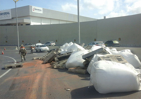 Carreta tomba e açúcar vai parar no asfalto