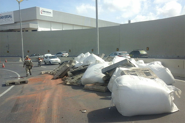 Carreta tomba e açúcar vai parar no asfalto