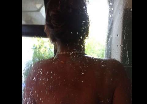  "Meus seios são bonitos e fartos, eu mesma tenho ciúmes deles" diz Roberta Miranda