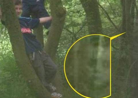 Mãe captura imagem de criança fantasma ao lado de seus filhos na floresta
