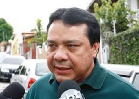 Prefeito de Coari faz demissões e reduz o próprio salário