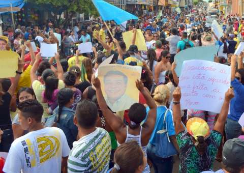 Manifestantes em Coari pedem retorno de prefeito preso em Manaus