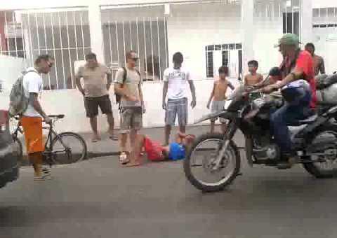 VÍDEO DO PÚBLICO: Bandido é detido por populares em Manaus