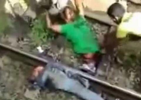 Homem cortado ao meio consegue falar com a equipe de resgate