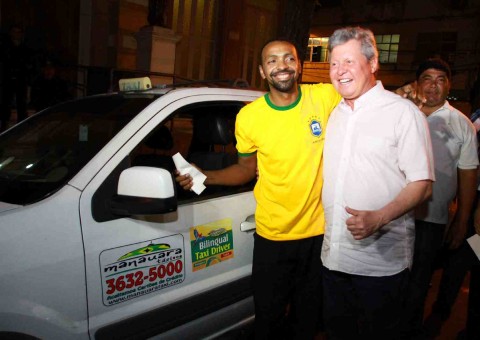  Adesivos identificam táxis com motoristas bilingues