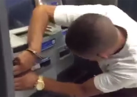 Ladrão mostra como se faz pra roubar dinheiro de caixa eletrônico 
