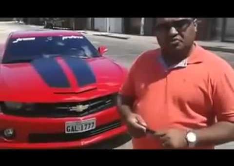 Pastor tirando onda de Camaro Vermelho 