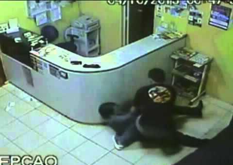 Delegado aposentado ameaça recepcionista e acaba rendido. Veja vídeo