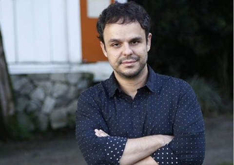 Saidinho, ex-BBB Adrilles beija bunda de Ritqa Cadillac em noitada