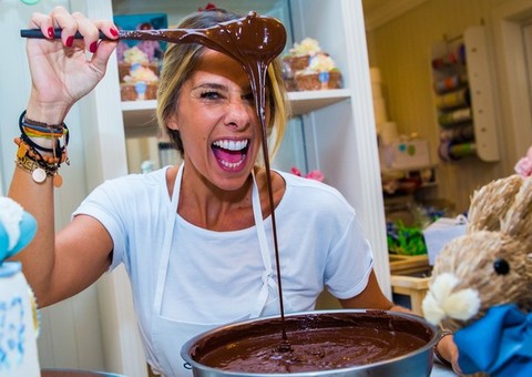 Zeca Pagodinho doa ovos de chocolate para pobres; Adriane Galistteu leva filho à fábrica 