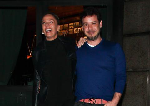  Adriane Galisteu tem noite romântica com o marido