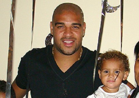  Sem contrato com nenhum clube, Adriano volta a morar com a mãe