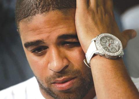 Justiça do Rio denuncia Adriano por tráfico de drogas