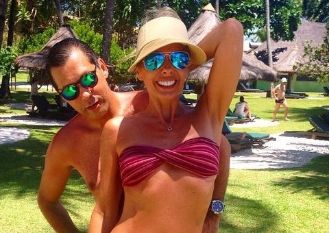 De biquíni, Adriane Galisteu sensualiza com amigo 