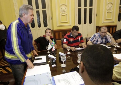 Prefeito intermedeia diálogo entre rodoviários e empresários do transporte