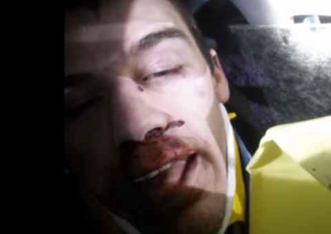 Vítima filma bombeiros cortando carro após ficar preso em acidente