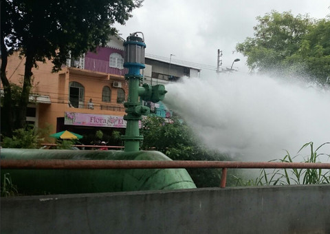 Desperdício de água na Compensa