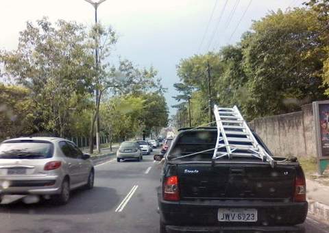 Rompimento de adutora atrapalha trânsito no Japiim