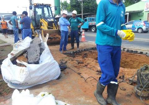 Adutora rompe em São Jorge e prejudica trânsito