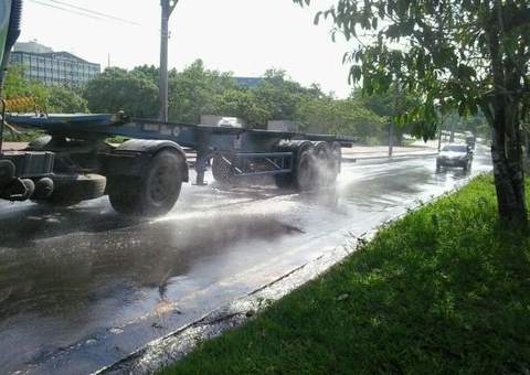 Adutora rompe em frente à Suframa
