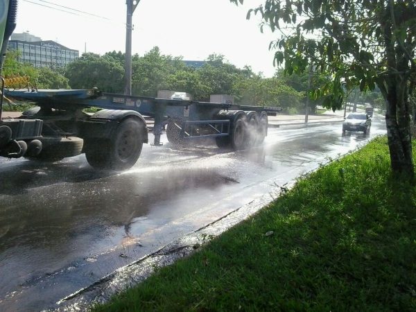 Adutora rompe em frente à Suframa