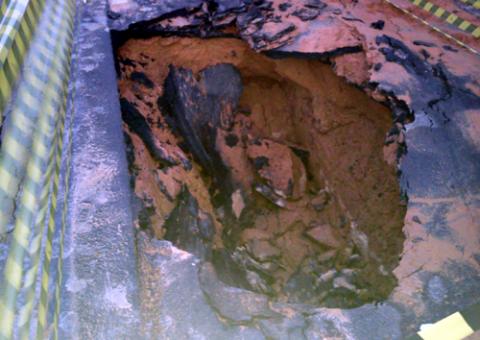 Adutora rompe e deixa bairros sem água