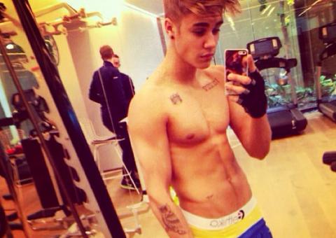Justin Bieber publica foto do 'tanquinho' no espelho