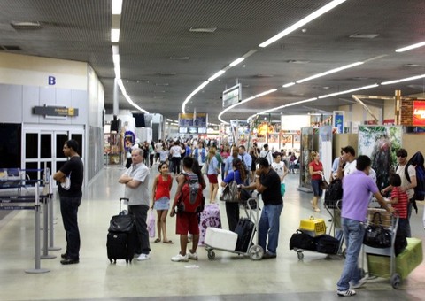 Avião da TAM colide com urubu e retorna para o Eduardo Gomes