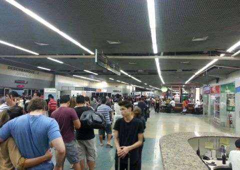 Estacionamento vira pesadelo para passageiros no Eduardo Gomes