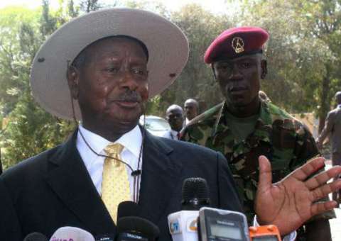 Presidente de Uganda diz que gays são 'doentes', mas não merecem a prisão