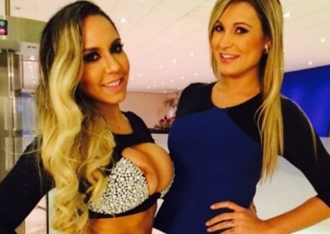 Mulher Melão mostra demais em foto com apresentadores da RedeTV!