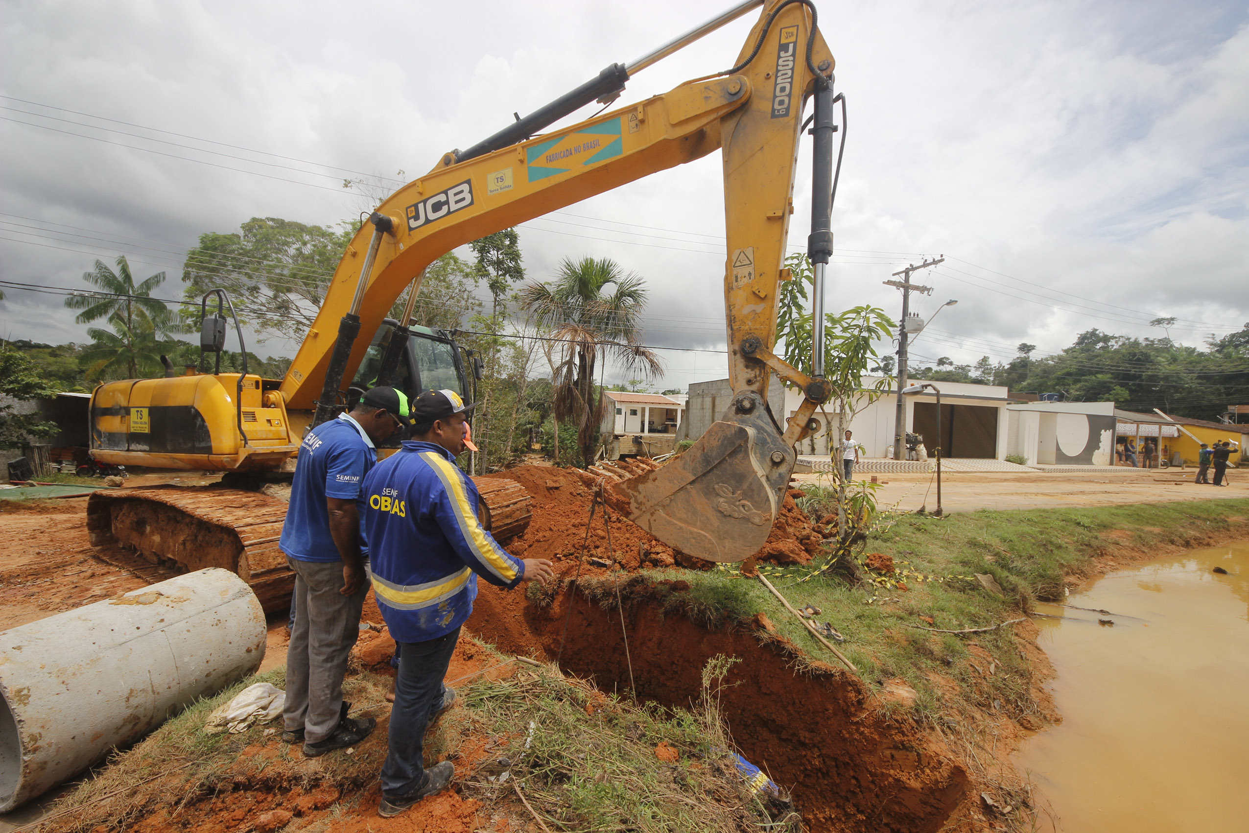 Lago do Tarumã recebe serviço de drenagem profunda após rompimento de barragem