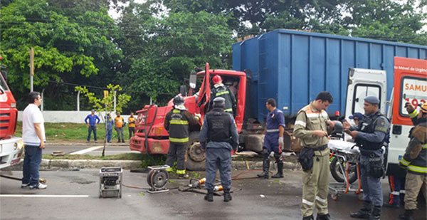 Carreta bate veículos na Ponta Negra