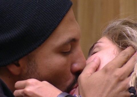 BBB 15: Após dispensar Amanda, Fernando tasca beijo em Aline