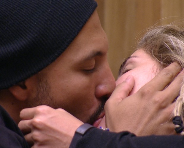 BBB 15: Após dispensar Amanda, Fernando tasca beijo em Aline