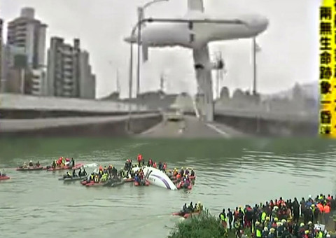 Assista a queda do avião e os primeiros momentos do resgate