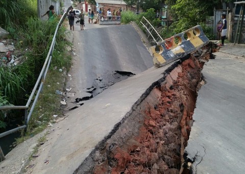 Ponte quebra ao meio em Manaus