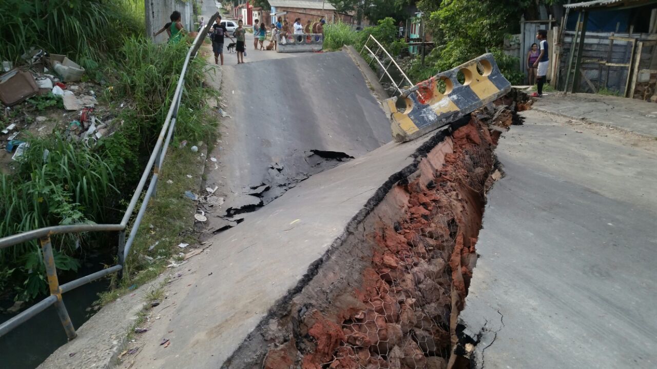 Ponte quebra ao meio em Manaus