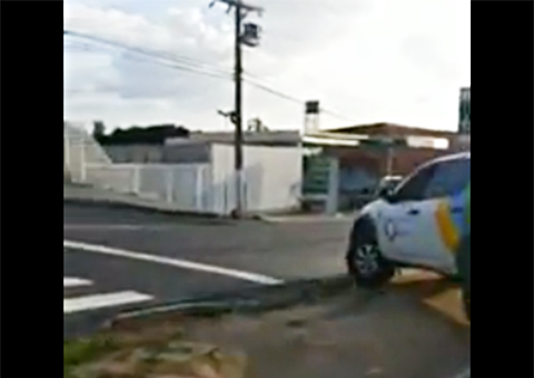 Carro da prefeitura dando retorno no meio-fio e cantando pneus em Manaus