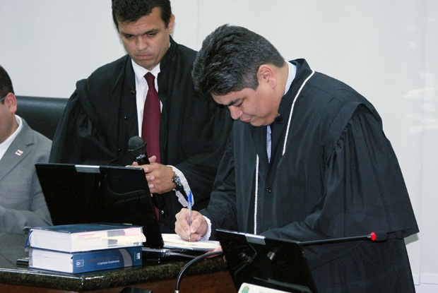 Pedido de vista adia julgamento de liminar que impediu posse de Magalhães em Coari