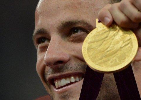  Imprensa revela que Pistorius quase atirou em amigo em um restaurante