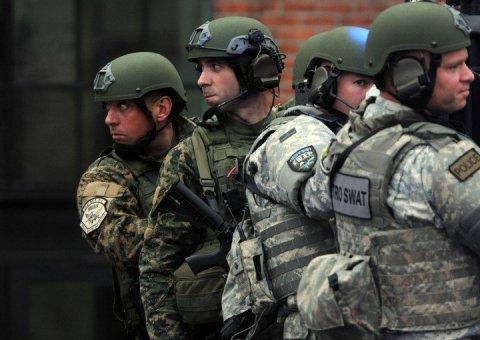 Polícia mata um suspeito do atentado de Boston e procura outro 