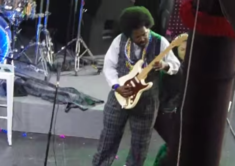 Rapper dá socaço em mulher que subiu ao palco e acaba preso. Veja